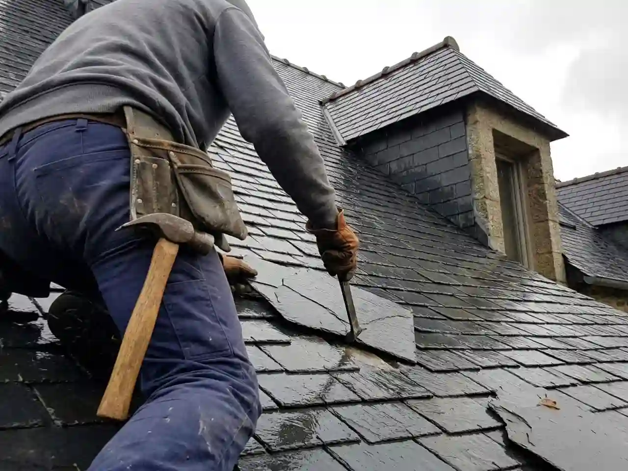 Couvreur au travail à Auray